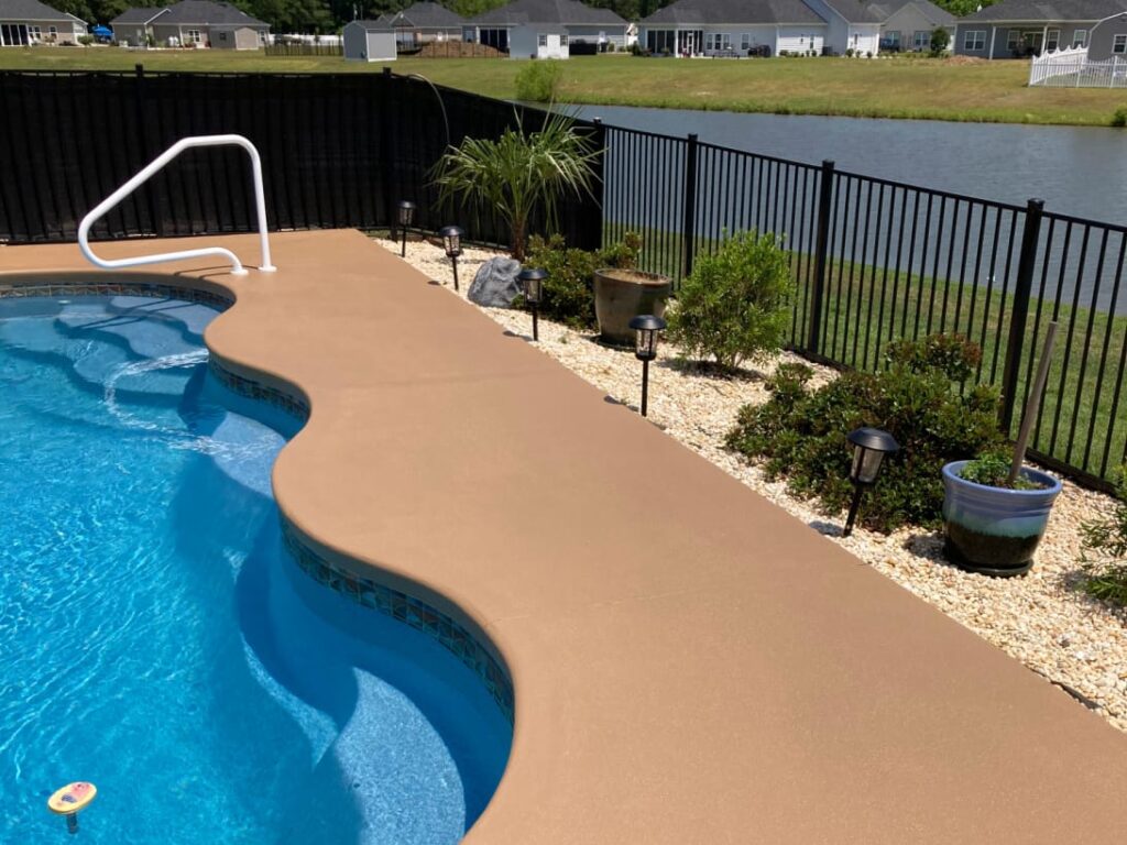 concrete pool vs fiberglass